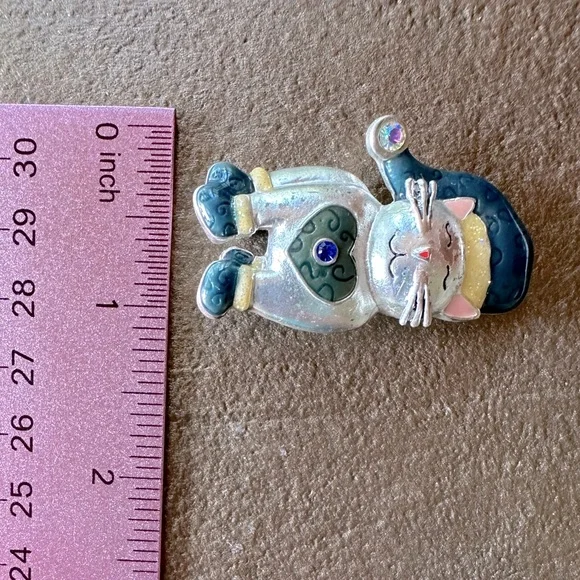 Vintage Kenneth Cole Cat Brooch Wearing Hat, Booties & Heart Enameled Crystal - Picture 12 of 13